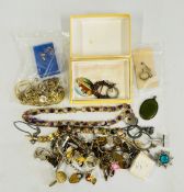A GROUP OF VINTAGE JEWELLERY TO INCLUDE CUFF LINKS, DECORATIVE RIBBON LOCKET,