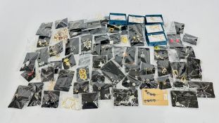 A GROUP OF MODERN GOLD AND SILVER TONE COSTUME JEWELLERY.