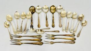 A GROUP OF 11 ASSORTED SILVER SPOONS,
