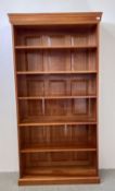 A GOOD QUALITY CHERRYWOOD 6 TIER BOOKCASE, W 105CM X H 204CM.