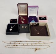 A TRAY OF SILVER AND DESIGNER JEWELLERY.