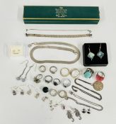 A GROUP OF ASSORTED SILVER AND WHITE METAL JEWELLERY TO INCLUDE NECKLACE AND EARRING GROUPS,