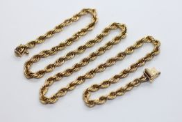 A GOOD QUALITY ROPE TWIST NECKLACE MARKED 14K, L 43CM.