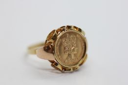 A COMMEMORATIVE COIN RING STAMPED 585, THE COIN MARKED I.M. KONIGIN ELIZABETH 11, STAMPED 585.