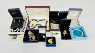 A GROUP OF BOXED JEWELLERY TO INCLUDE A SILVER AMBER PENDANT, SILVER BROOCH,