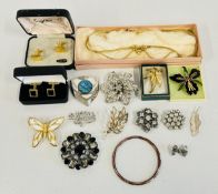 A TRAY OF ASSORTED VINTAGE BROOCHES AND CUFF LINKS + AN ELABORATE VINTAGE ROLLED GOLD EVENING