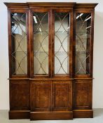 A REPRODUCTION 4 DOOR GLAZED BREAK FRONT DISPLAY / BOOKCASE, W 155CM X D 40CM X H 200CM.