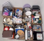 15 X BOXES OF ASSORTED KITCHENALIA TO INCLUDE OVEN TRAYS, PLACEMENTS, VARIOUS CHOPPING BOARDS,