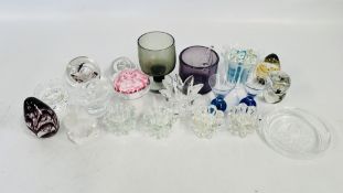 A GROUP OF ART GLASS PAPERWEIGHTS TO INCLUDE LANGHAM EXAMPLES + VARIOUS GOOD QUALITY TEA LIGHT AND