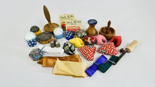 THREE ANTIQUE SILVER THIMBLES TO INCLUDE TWO CHARLES HORNER EXAMPLES + VARIOUS PIN CUSHIONS AND A