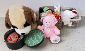 A GROUP OF SOFT TOYS TO INCLUDE HAND CRAFTED EXAMPLES + A HAT BOX CONTAINING VINTAGE CHILD'S DRUMS