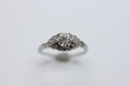 A 1920'S / 30'S PLATINUM DIAMOND RING.