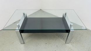 A MODERN DESIGNER GLASS COFFEE TABLE ON CHROME SUPPORT, 120 X 60CM.