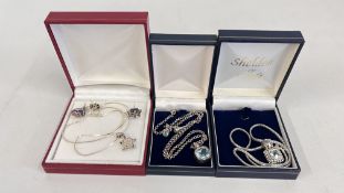 A GROUP OF DESIGNER SILVER JEWELLERY TO INCLUDE BLUE STONE SET NECKLACE AND PENDANT SET,