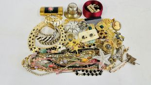 A BOX OF ASSORTED COSTUME JEWELLERY TO INCLUDE GOLD TONE EVENING JEWELLERY, VINTAGE BROOCHES,
