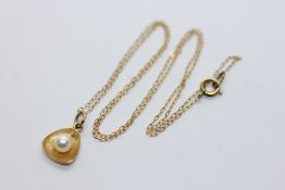 A 9CT GOLD PEARL SET PENDANT AND A FINE 9CT GOLD CHAIN, L 38CM.