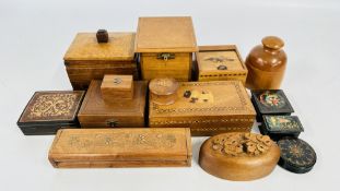 14 VARIOUS SMALL WOODEN AND LACQUER BOXES TO INCLUDE MARQUETRY INLAID EXAMPLE AND A SET OF DRAUGHT