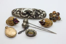 A GROUP OF ANTIQUE JEWELLERY INCLUDING BROOCHES AND LOCKET ETC.