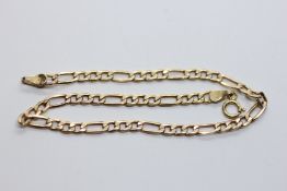 A 9CT GOLD FIGARO BRACELET, L 18.5CM.