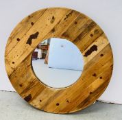 A RUSTIC RECLAIMED CIRCULAR WALL MIRROR, DIAMETER 80CM.