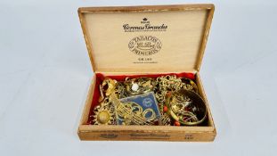 A BOX OF ASSORTED MODERN AND VINTAGE GOLD TONE FASHION JEWELLERY TO INCLUDE CHOKERS,