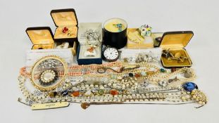 A BOX OF ASSORTED COSTUME JEWELLERY TO INCLUDE SIMULATED PEARLS, VINTAGE BROOCHES,