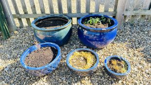 A GROUP OF 5 BLUE GLAZED GARDEN PLANTERS TO INCLUDE A PAIR AND A GRADUATED SET OF 3.