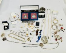 A BOX OF ASSORTED MODERN AND VINTAGE JEWELLERY TO INCLUDE COSTUME,