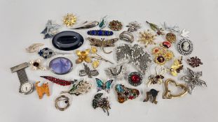 APPROX 40 VINTAGE BROOCHES TO INCLUDE MICRO MOSAIC, STONE SET & ENAMEL EXAMPLES.