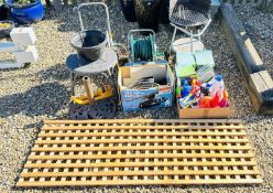 A GROUP OF GARDEN AND SHED SUNDRIES AND ACCESSORIES TO INCLUDE CHARCOAL BBQ, TRELLIS, HOZELOCK,
