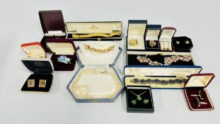 A GROUP OF VINTAGE BOXED JEWELLERY TO INCLUDE EVENING JEWELLERY, CUFF LINKS, GOLD TONE ETC.