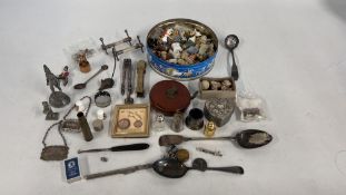 A TRAY OF COLLECTABLES TO INCLUDE PAIR OF KNIFE RESTS, DECANTER LABELS AND NUT CRACKER,