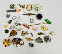 A GROUP OF APPROX 32 ASSORTED MAINLY VINTAGE COSTUME BROOCHES TO INCLUDE GILT, STONE SET,
