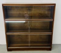 A MID CENTURY TEAK 3 TIER BOOKCASE WITH SLIDING GLAZED DOORS, W 89 X D 23 X H 95CM.