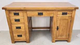 MODERN LIGHT OAK 5 DRAWER 1 DOOR DESK, W 125, D 60, H 80CM.