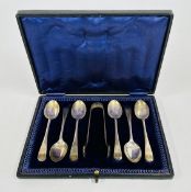 A CASED SET OF 6 SILVER SPOONS AND TONGS SHEFFIELD 1908, MAKER C.W.F.