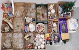 17 X BOXES OF ASSORTED HOME SUNDRIES TO INCLUDE GLASSWARE, CHRISTMAS DECORATIONS, CAKE STANDS,