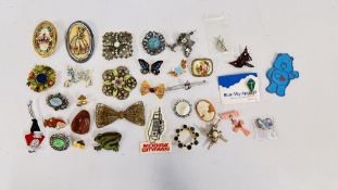 A GROUP OF APPROX 34 ASSORTED MAINLY VINTAGE BADGES AND COSTUME BROOCHES TO INCLUDE STONE SET, GILT,