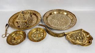 A PAIR OF VINTAGE EMBOSSED BRASS CHARGERS, DIAM 44CM, ANTIQUE BRASS TRIVET,