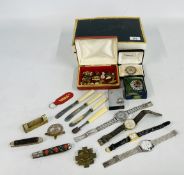 A BOX OF ASSORTED COLLECTABLES TO INCLUDE VINTAGE POCKET KNIVES,