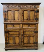 A REPRODUCTION OAK COURT CUPBOARD, THE UPPER DOUBLE DOORS ABOVE TWO DRAWERS AND TWO LOWER CUPBOARDS,