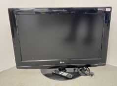 LG 32 INCH TV MODEL 32LG5000-ZA LEAD AND REMOTE - SOLD AS SEEN.