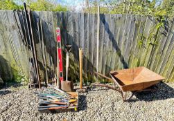 HEAVY DUTY METAL WHEELBARROW + A QUANTITY BUILDERS TOOLS TO INCLUDE 3 SLEDGE HAMMERS, 4 PRY BARS,