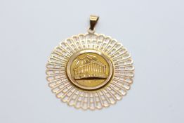 A MIDDLE EASTERN GOLD CIRCULAR PENDANT, THE CENTRE DEPICTING A TEMPLE, THE LOOP MARKED K14.