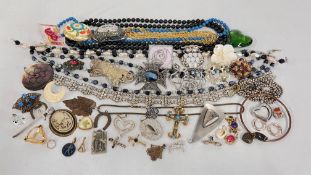 A TRAY OF MIXED COSTUME JEWELLERY TO INCLUDE BEADED NECKLACES AND BROOCHES ETC.