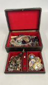 A VINTAGE LEATHER BOUND JEWELLERY BOX AND KEY, CONTENTS TO INCLUDE MAINLY VINTAGE COSTUME JEWELLERY,