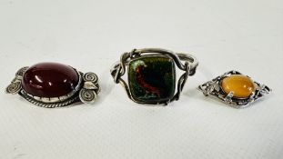 AN ARTS AND CRAFTS RED AMBER BAKERLITE SILVER BROOCH,