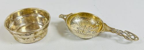 AN ANTIQUE SILVER TEA STRAINER AND STAND, SHEFFIELD 1947 MAKER, HARRY HAYES.