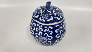 A CHINESE EXPORT BLUE AND WHITE GINGER JAR AND COVER,