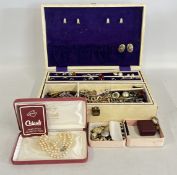 A JEWELLERY BOX CONTAINING AN EXTENSIVE GROUP OF MAINLY VINTAGE COSTUME JEWELLERY, ENAMEL,